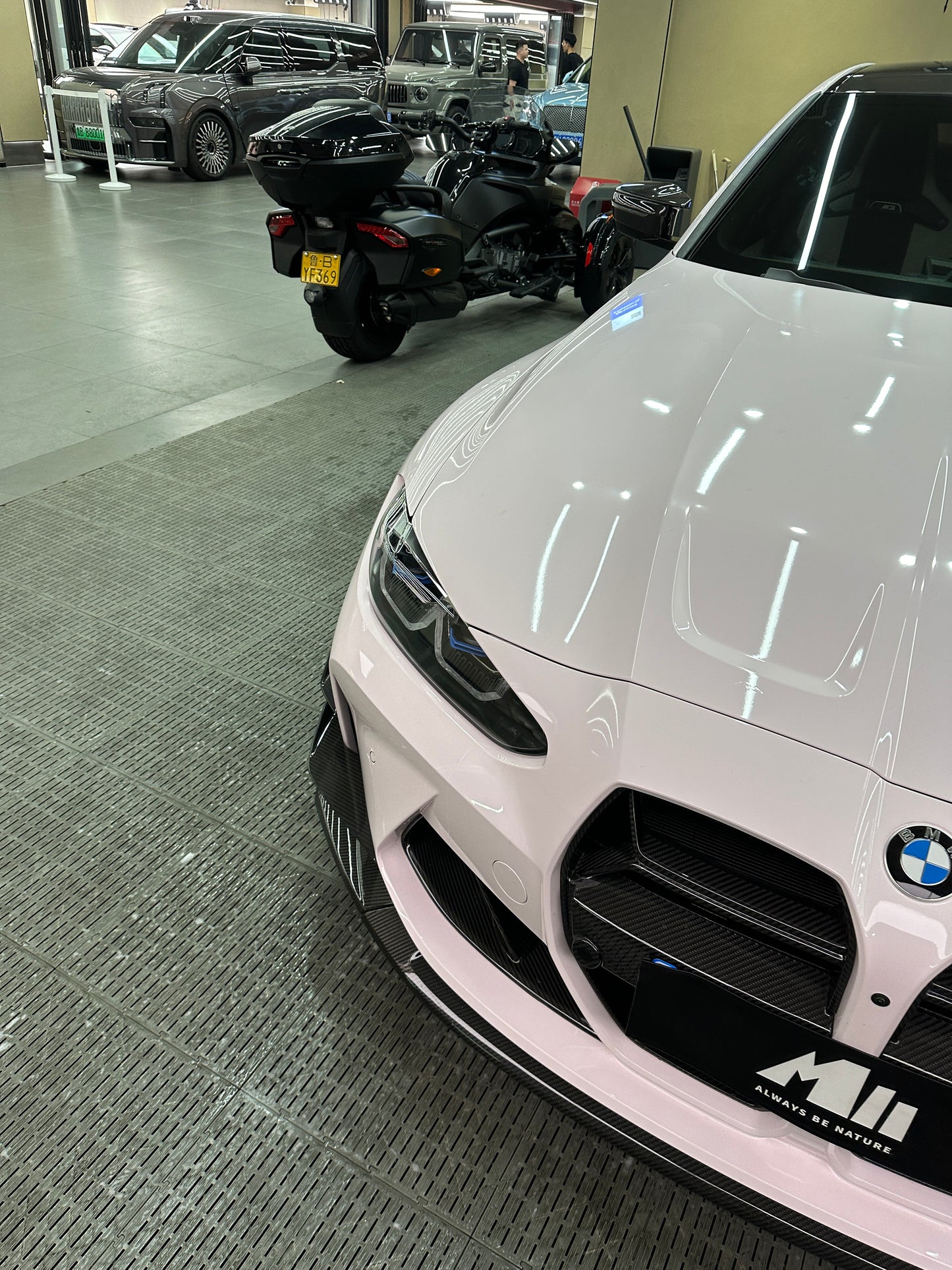 Ichanger Vinyl Wrap in Car Koi Pink for BMW M4