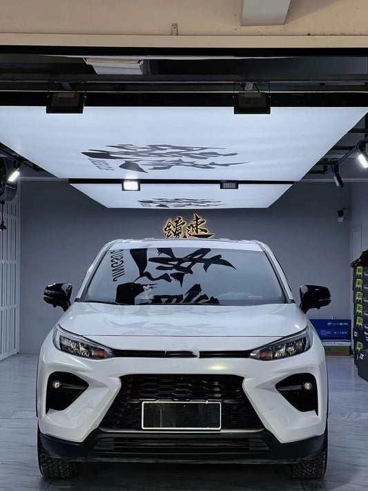 ¿Cuánto tiempo se tarda en envolver un coche? Vinilo DIY con diamantes de color blanco a dorado.